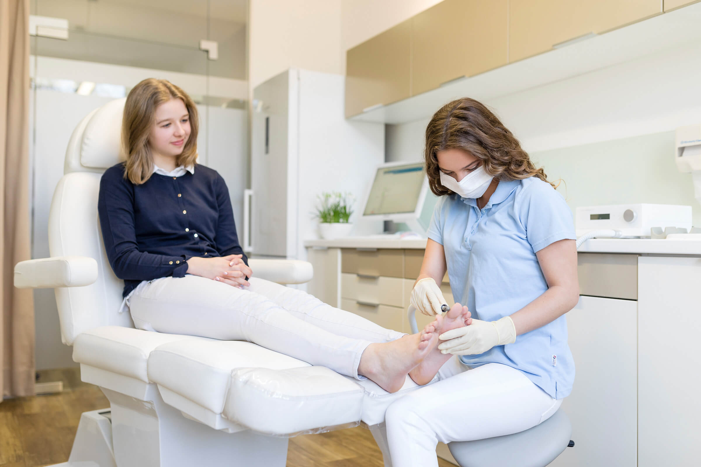Medizinische Fußpflege bei Fußpilz mit freundlicher Patientin - Hautarztpraxis Dr. Zorn in Kronberg